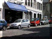 Volkswagen Polo + Smart Car; Brussels.jpg (143329 bytes)