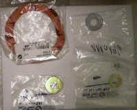 Strut_Gasket_and_Washers.jpg (21910 bytes)